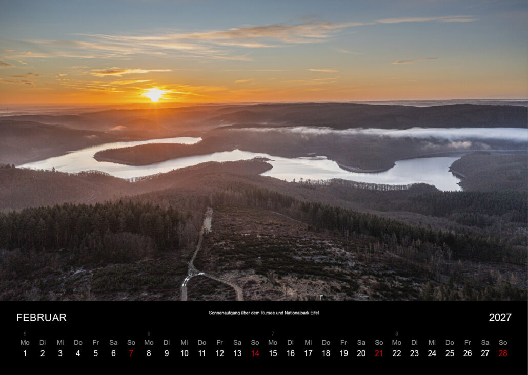 Sonnenaufgang über dem Rursee und Nationalpark Eifel